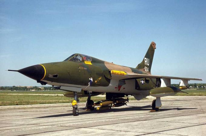 f-105-groot.jpg