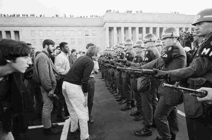 Foto van demonstranten op het Pentagon in 1967