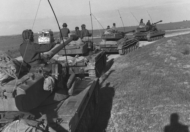 Israëlische tanks trekken in 1956 Gaza binnen