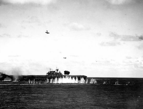 USS Hornet op zee wordt aangevallen door Japanse vliegtuigen.