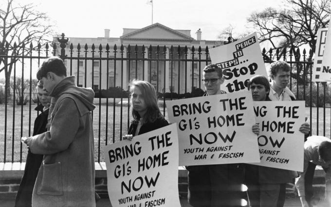 Demonstranten in het Witte Huis in 1965