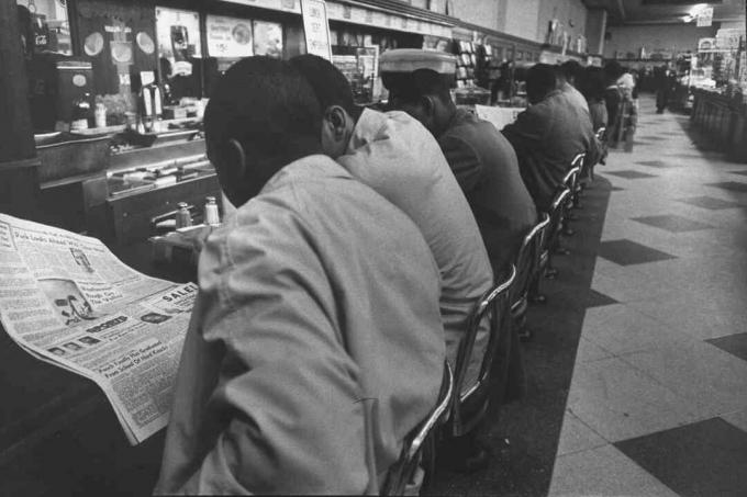 Afro-Amerikanen bij de lunchbalie van Woolworth Store