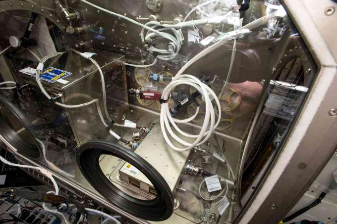 Bemanningsleden op het internationale ruimtestation ISS werken met een 3D-printer in de Microgravity Science Glovebox