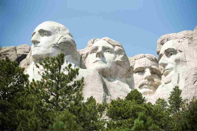 Lage hoek uitzicht op Mt Rushmore National Monument tegen heldere hemel