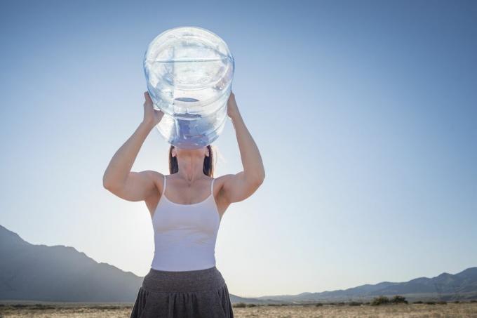 Je zou waarschijnlijk ongeveer drie dagen zonder water kunnen duren, afhankelijk van de omstandigheden.