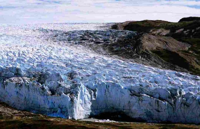 Continentale arctische lucht vormt zich over glaciale landschappen zoals deze ijskap in Groenland