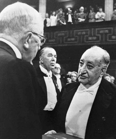 Koning Gustav Adolf reikt Asturië de Nobelprijs uit