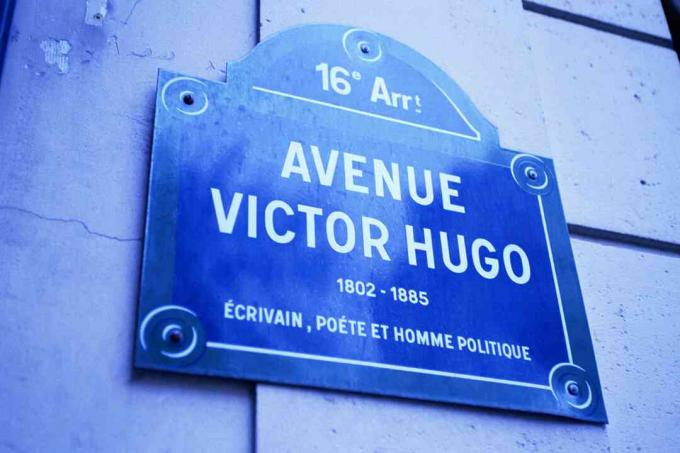 Straatnaambord voor Avenue Victor Hugo in Parijs