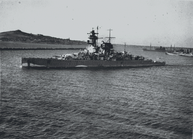 Zak slagschip Admiral Graf Spee stomen in de River Plate, Zuid-Amerika met verzending op de achtergrond.