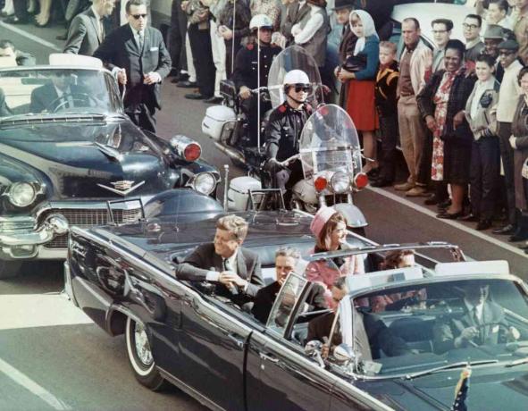 Kennedys rijden in Dallas Motorcade