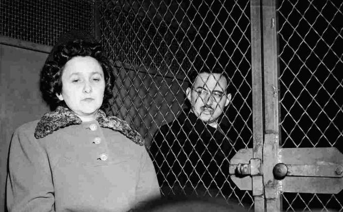 Nieuwsfoto van Ethel en Julius Rosenberg in politiebusje.