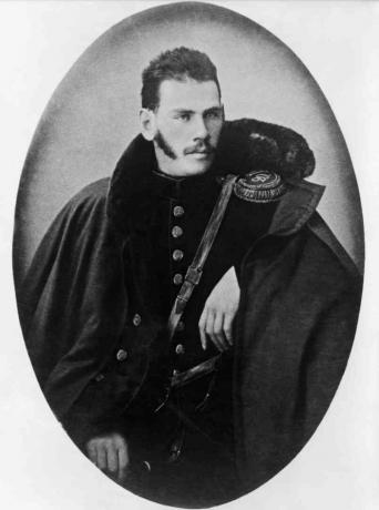 Portret van jonge Tolstoj in militair uniform