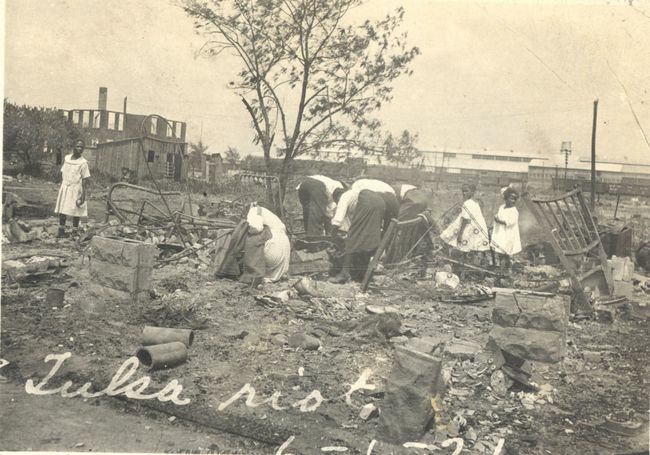 Mensen zoeken door puin na de Tulsa Race Massacre, Tulsa, Oklahoma, juni 1921.