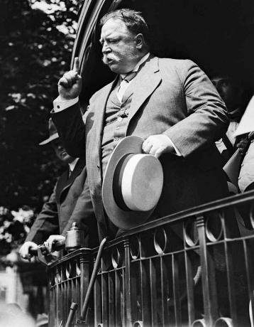 Zwart-witfoto van de toekomstige president William Howard Taft die een campagnetoespraak houdt vanaf een perron.