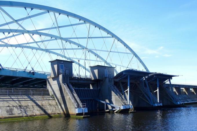 foto van brug / open orkaanbarrière in Providence, Rhode Island