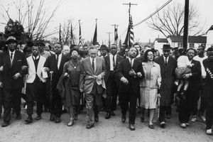 Martin Luther King marcheert met burgers voor burgerrechten.