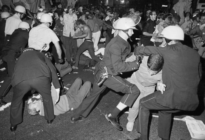 Politie en demonstranten in Chicago in 1968