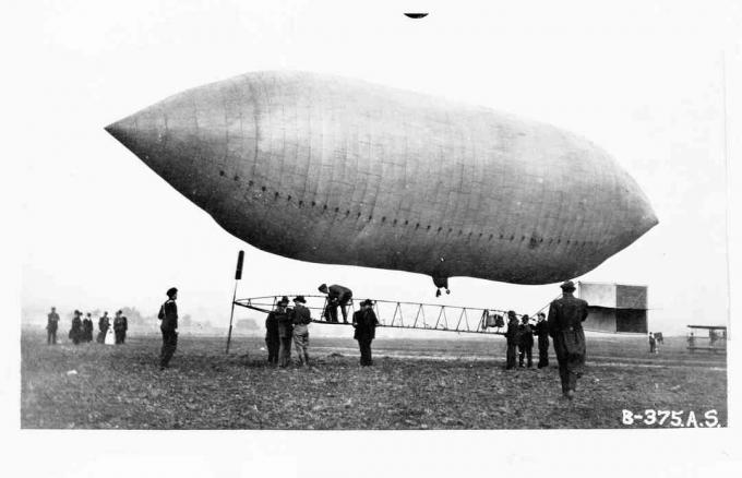 Daredevil en piloot Lincoln Beachey onderzoekt het luchtschip van Thomas Scott Baldwin op de St. Louis Exposition van 1904