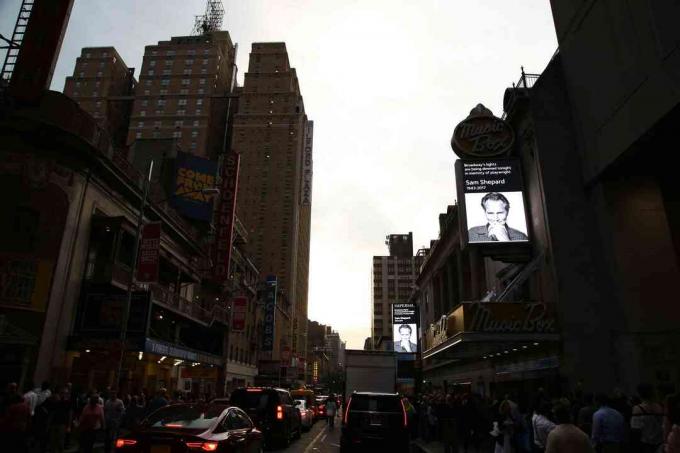 De feesttenten op Broadway werden bij zonsondergang gedimd met een afbeelding van Shepard op alle borden