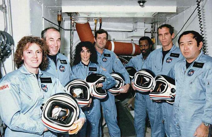 Space Shuttle Challenger Disaster STS-51L Afbeeldingen - 51-L Challenger Crew in White Room