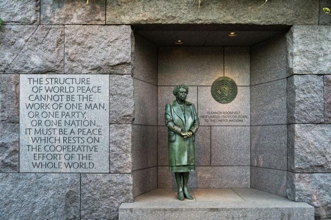 Een bronzen standbeeld van first lady Eleanor Roosevelt staat voor de Verenigde Naties