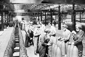 Vrouwen aan het werk in een munitiefabriek tijdens WO I, zwart-witfoto.