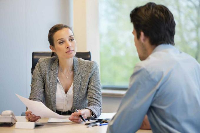 Entrevista formele entre una mujer y un varón.