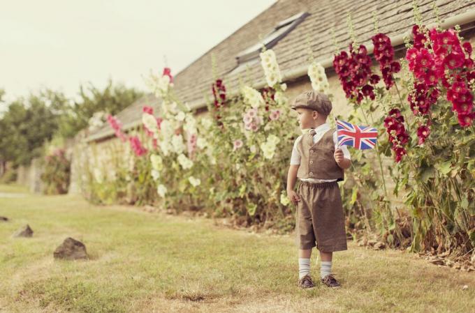 Vintage Britse jongen permanent met Union Jack