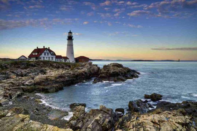 Paisaje típico de Nueva Inglaterra con faro y mar