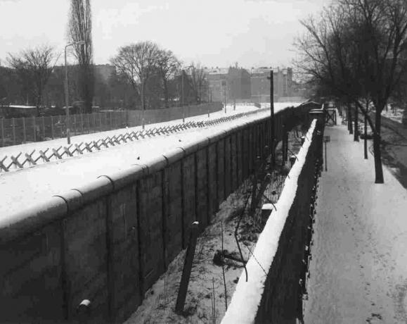 Liebenstrasse Uitzicht op de Berlijnse muur met binnenmuur, loopgraaf en barricades.