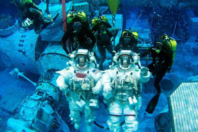 Astronauten trainen uitgebreid onder water op aarde, in drukpakken, om het werken in de ruimte te simuleren