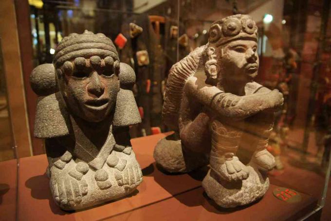 Twee gebeeldhouwde afbeeldingen van de Azteekse watergodin Chalchiuhtlicue, te zien in het Tropenmuseum in Amsterdam