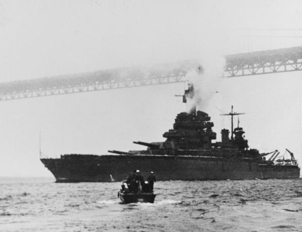 Slagschip USS Colorado dat onder de Golden Gate Bridge overgaat.