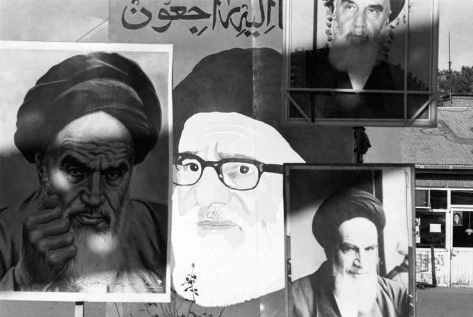 Op het terrein van de Amerikaanse ambassade hangen posters van ayatollah Khomein.