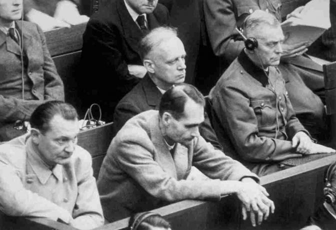 Foto van Rudolf Hess bij de Processen van Neurenberg