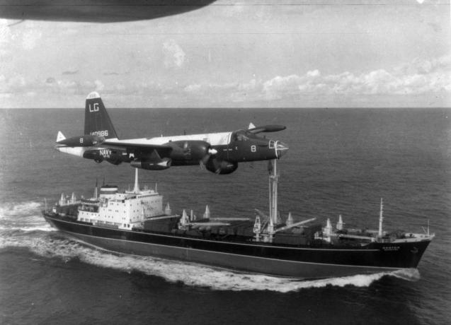 Een P2V Neptunus Amerikaans patrouillevliegtuig vliegt over een Sovjet vrachtschip tijdens de Cubaanse rakettencrisis op deze foto uit 1962.