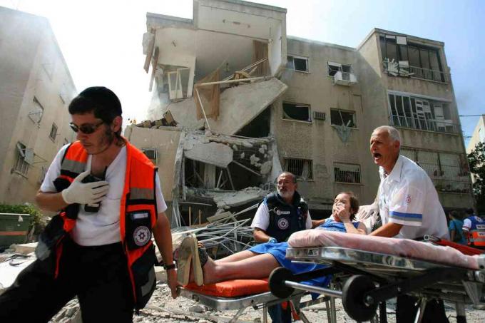 Gewonden worden weggevoerd na een raketaanval van Hezbollah op 17 juli 2006 in de noordelijke Israëlische stad Haifa. Uriel Sinai / Getty Images