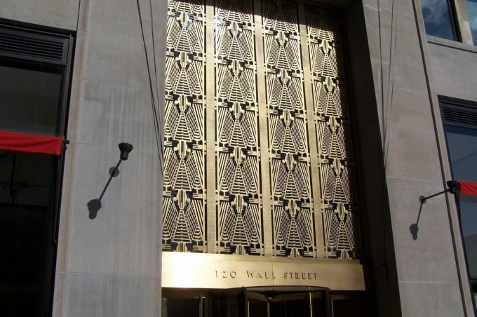 De glimmende metalen art deco-ingang naar 120 Wall Street