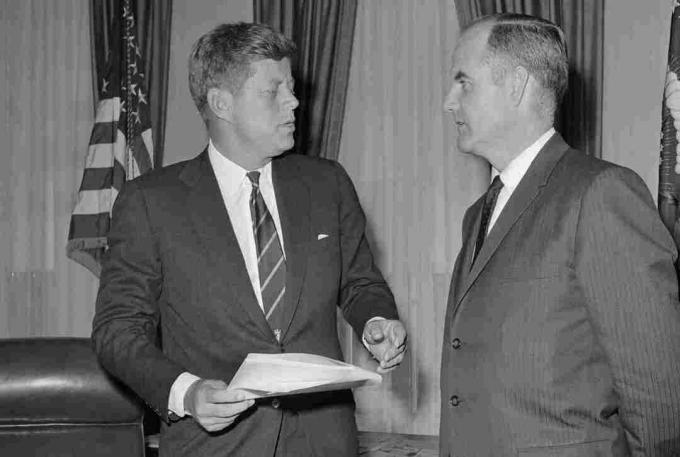 Foto van president Kennedy en George McGovern
