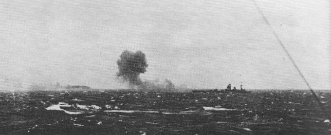 HMS Rodney vuurt op Bismarck 1941