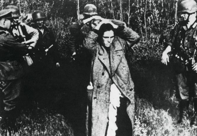 Duitse soldaten met Russische gevangenen, Rusland, 1941