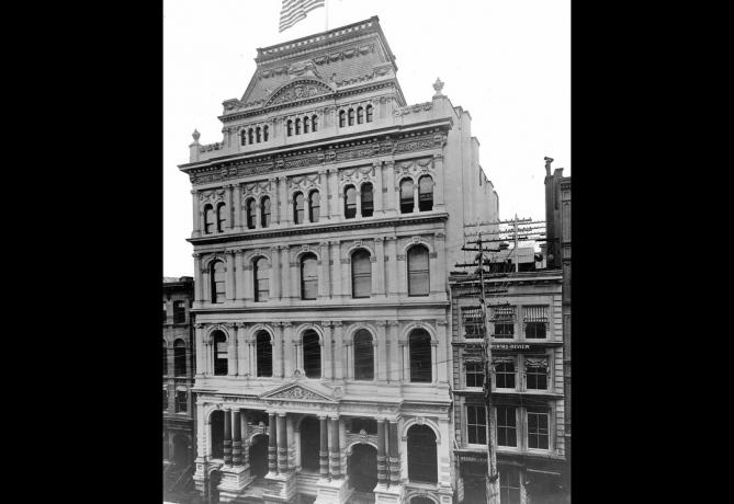 Deze foto omstreeks 1895 toont de Second Empire-architectuur van de New York Stock Exchange (NYSE) die tussen december 1865 en mei 1901 op de Broad Street-site stond