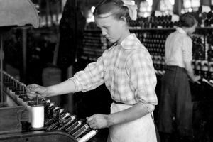 Een vijftienjarig meisje werkt als spooler bij de Berkshire Cotton Mills in Adams, Massachussetts, 1917.