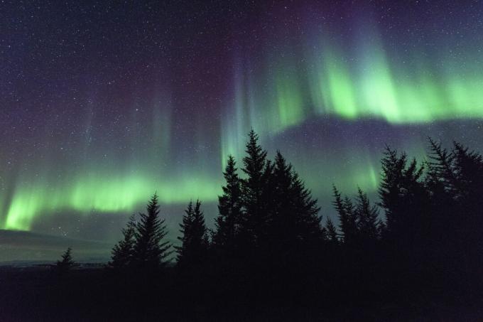 De lijnen in de aurora volgen de magnetische veldlijnen van de aarde.