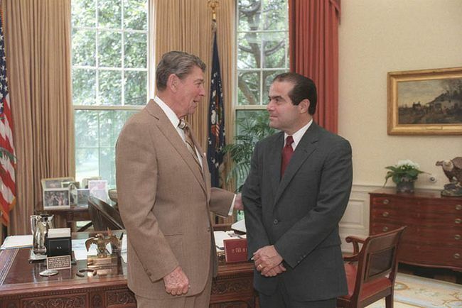 President Ronald Reagan in gesprek met Antonin Scalia, kandidaat voor het Hooggerechtshof, in het oval office, 1986.