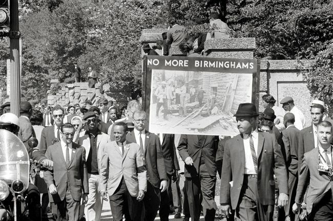 Congress of Racial Equality en leden van de All Souls Church, Unitarian in Washington, D.C. marcheren ter nagedachtenis aan de slachtoffers van de bombardementen in de 16th Street Baptist Church.