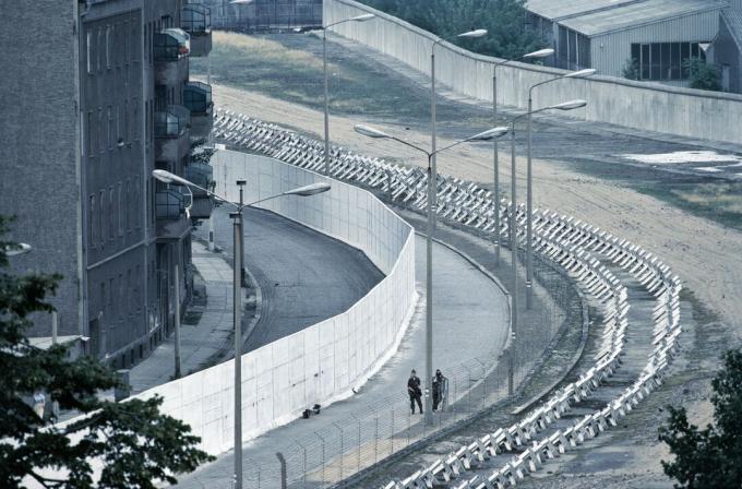 Soldaten patrouilleren op de Berlin Wall Death Strip in 1981.