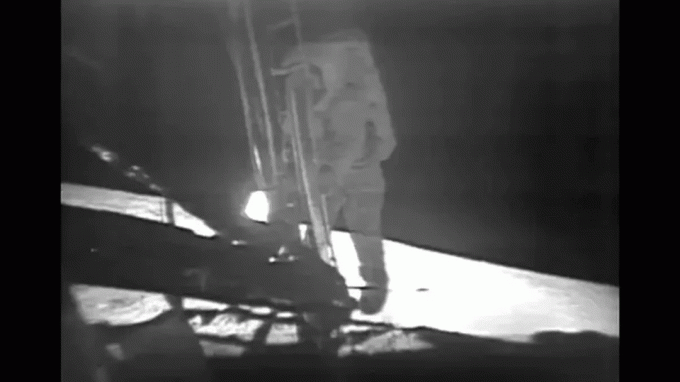 Neil Armstrong stapt op de maan.