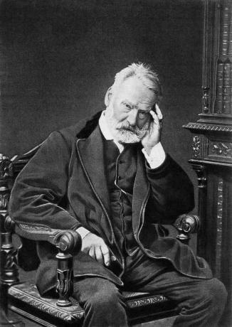 Victor Hugo zittend in een stoel