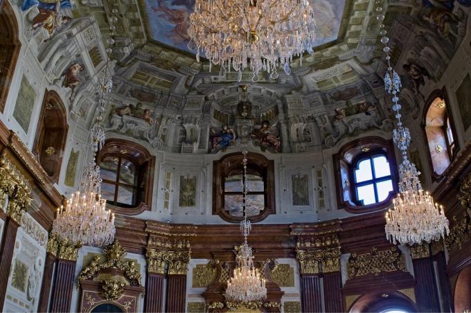 Sierlijke interieur, met inbegrip van 4 kroonluchters, van de marmeren hal op de bovenste Belvedere, Wenen, Oostenrijk